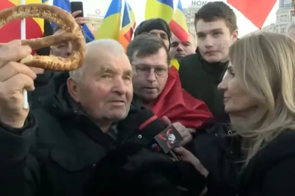 Anca Alexandrescu, în mijlocul protestatarilor. Mesaje dure transmise de oamenii din stradă politicienilor: „Dați-le covrigul, dar steagul rămâne al poporului” VIDEO