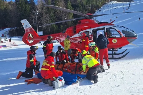 Accident grav pe pârtie: un bărbat a fost transportat de urgență cu elicopterul. Casca i s-a crăpat în timpul impactului