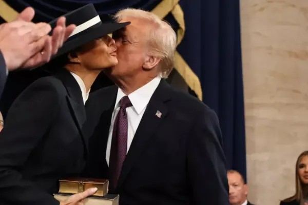 Maurice Munteanu critică dur ultima apariție a Melaniei Trump: „Fondul de ten prea închis, conturul feței prea accentuat, dorința obsesivă de a părea o doamnă”