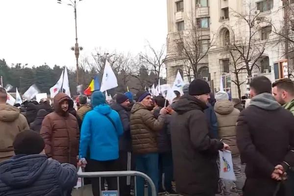 Angajații de la metrou continuă protestele și miercuri. De data aceasta, se adună în fața Guvernului VIDEO