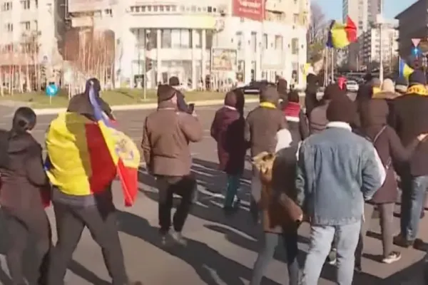 Susținătorii președintelui ales Călin Georgescu au ajuns la Guvern pentru a protesta împotriva anulării alegerilor - LIVE