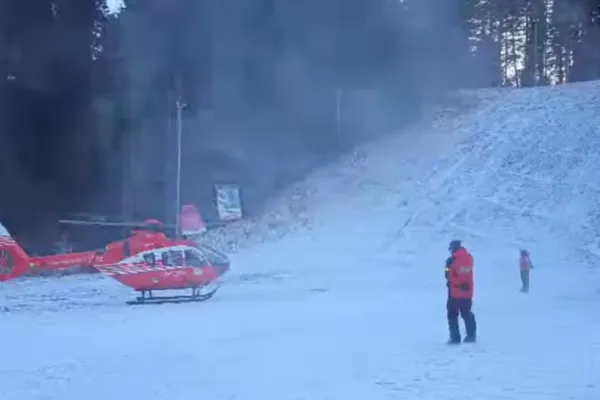 O femeie a suferit un traumatism al coloanei vertebrale după ce a fost lovită de o sanie. Accident grav pe pârtia din Buşteni VIDEO