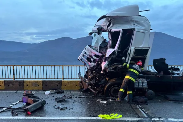 Accident grav la Porțile de Fier. Două TIR-uri s-au tamponat violent. Unul dintre camionagii a decedat pe loc FOTO