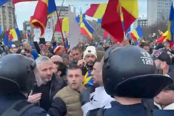 Tensiuni în Piața Victoriei, jandarmii au format un cordon în fața Guvernului. Cine a INSTIGAT? - VIDEO