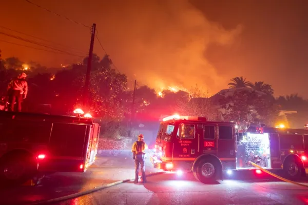 Fenomenul „mountain wave”. Ce semnifică și cum alimentează incendiile din Los Angeles