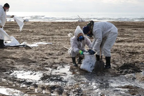 Pata de petrol scursă în Marea Neagră a ajuns și pe coasta Mării Azov, în Ucraina. Dezastrul ecologic se amplifică