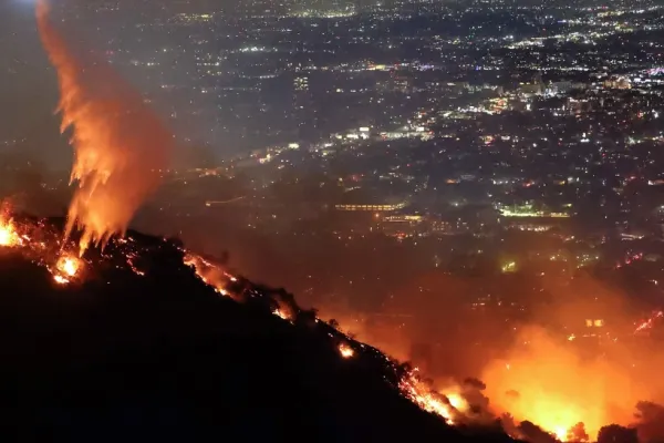 Hollywood este în flăcări, la propriu. Incendiile devastatoare din California îl determină pe Joe Biden să își anuleze vizita în Italia