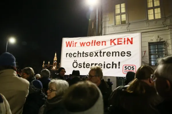 Zeci de mii de oameni protestează în Austria împotriva preluării puterii de către extrema dreaptă