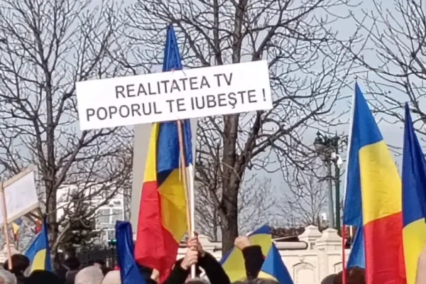 Românii care au participat la mitingul din fața Palatului Parlamentului au ajuns în Piața Victoriei. Realitatea PLUS, televiziunea poporului, alături de români. Mii de oameni au scandat: „Iohannis arestat! Să fie judecat!” - LIVE TEXT și VIDEO
