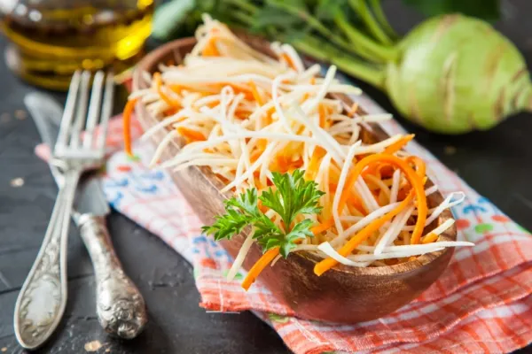 Salată de gulii. Rețetă savuroasă, pentru porția de sănătate. Ingredientul care îi dă o savoare desăvârșită