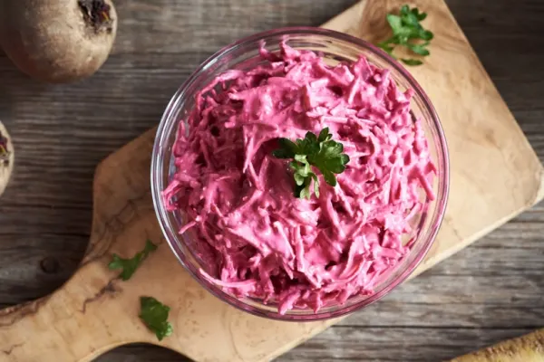 Salată de sfeclă roșie cu hrean. Rețetă pentru porția de sănătate. Garnitură tradițională, perfectă pentru mesele festive