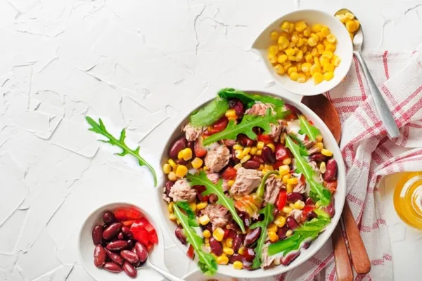 Porția de sănătate: Salată de ton cu rucola și fasole roșie, o combinație echilibrată de proteine, fibre și grăsimi sănătoase