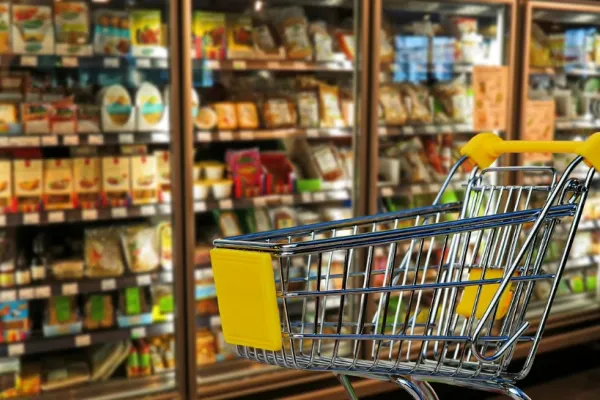 Românii, PĂCĂLIȚI la supermarket: cum se vând, de fapt, alimentele EXPIRATE