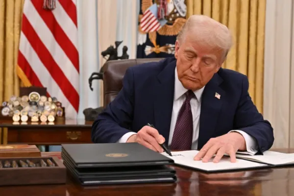 Război comercial total? Trump anunță taxe vamale de 25% pentru mașinile produse în Uniunea Europeană