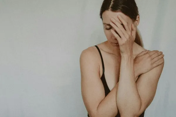 Primele simptome ale deficitului de vitamina D. Îți poate afecta sănătatea mintală, dar și oasele