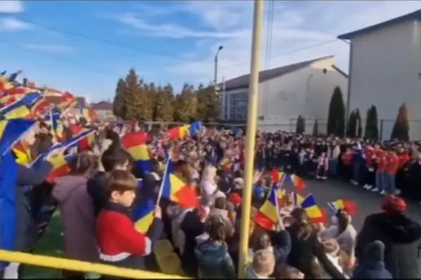 Momente emoționante la o școală din Zalău.  Elevii, părinții și profesorii, uniți prin versuri patriotice