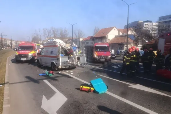 Ambulanţă aflată în misiune, implicată într-un grav accident în judeţul Bihor. 3 persoane rănite: una se află în cod roșu medical FOTO
