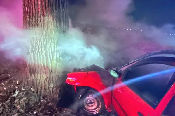 Tânăr salvat în ultimul moment după ce a intrat cu mașina într-un copac. Accident rutier pe DJ 601A