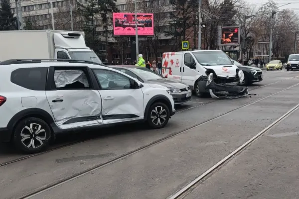 Tramvaiele liniilor 10 și 11, BLOCATE pe sensul spre Podul Grozăvești, din cauza unui accident rutier