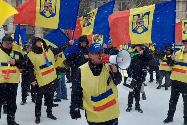 Angajații CFR, pentru a doua zi în stradă. Zeci de oameni protestează în fața Ministerului Transporturilor