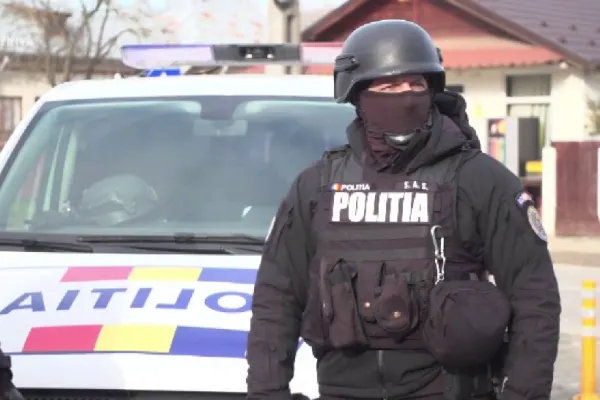 Alertă în Mureș: polițiștii caută un bărbat suspectat de răpirea unei fete de 23 ani și incendierea casei tinerei