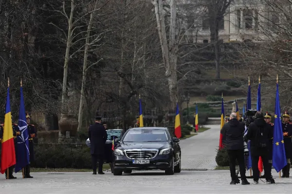 Ultima aroganță a lui Klaus Iohannis la Cotroceni: ceremonie cu fanfară și covor roșu. Ilie Bolojan a preluat interimatul - LIVE VIDEO și TEXT