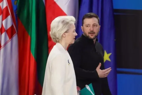 Ursula von der Leyen, braț la braț cu Zelenski, îl sfidează pe Trump. Ucraina ar putea adera mai repede la UE