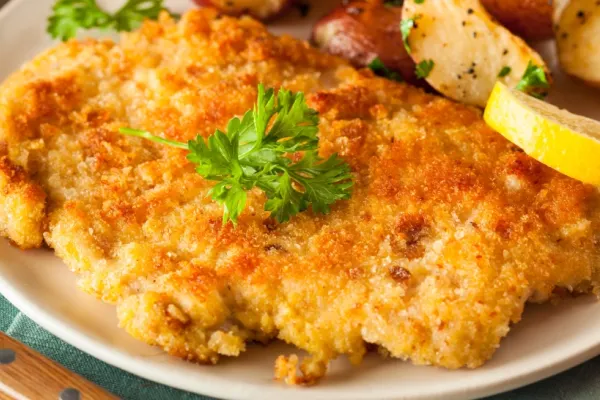 Șnițele din piept de pui în crustă de pesmet. Rețeta simplă și delicioasă pe care bucătarii din marile restaurante o pregătesc