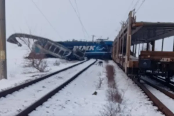 Accident feroviar Olt. Patru vagoane, ridicate și retrase de pe linia curent: circulația trenurilor este în continuare RESTRICȚIONATĂ