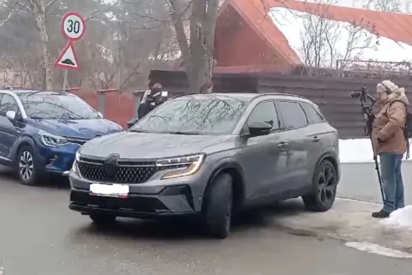 Călin și Cristela Georgescu au plecat de acasă după ce doi polițiști în civil s-au prezentat la domiciliul din Mogoșoaia