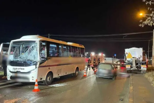 Accident în Cluj. Un autocar si un camion, implicate: două persoane au fost transportate la spital