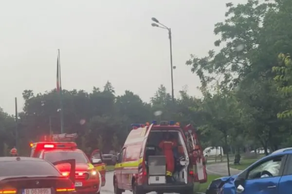 Doi polițiști, la spital după ce autospeciala cu care se deplasau s-a lovit de un cap de pod și s-a răsturnat