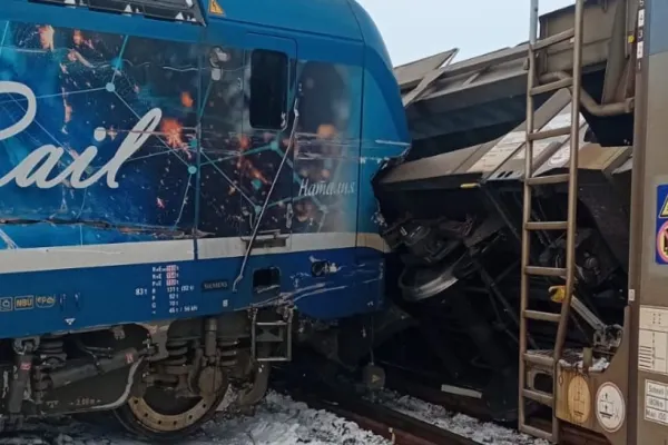 Accident feroviar grav: două vagoane de marfă au deraiat. Un alt tren a intrat în plin în ele: o persoană a MURIT