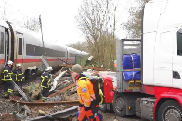 Accident feroviar grav provocat de un șofer de TIR român. Un om a murit și alți 25 au fost răniți: ”Bucăți de sticlă zburau prin vagon"