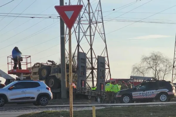 A intrat cu blindatul în stâlpi. Un soldat britanic a produs un accident demn de cascadorii râsului pe șoseaua de centură a orașului Galați