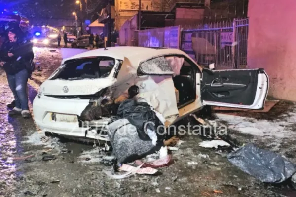 Grav accident rutier la Constanța: un tânăr s-a înfipt cu mașina într-un sens giratoriu