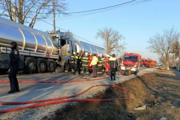 Accident între două autocisterne în județul Suceava. Unul dintre șoferi a rămas încarcerat