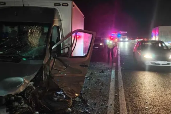 Accident pe DN 7, la Brezoi. Circulația rutieră este îngreunată în zonă, se circulă alternativ