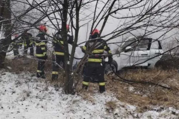 Accident tragic în Argeș. Un autoturism a luat foc la o ieșire de pe A1. Două persoane au fost găsite decedate
