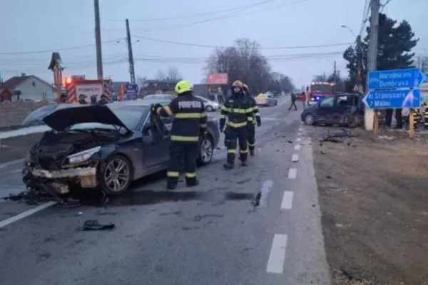 Accident grav în comuna Cornu Luncii, județul Suceava. Trei persoane au fost transportate la spital de urgență