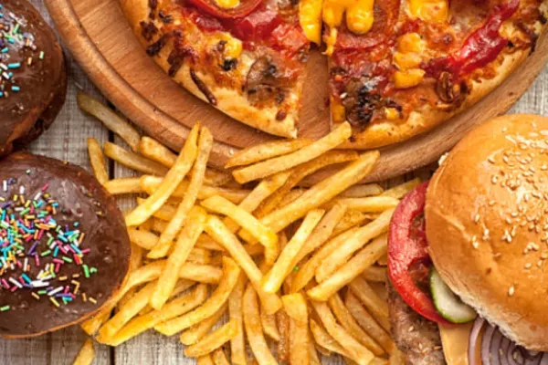 Alimentele care îți pot afecta concentrarea și sănătatea creierului. Ce au descoperit cercetătorii despre produsele ultraprocesate