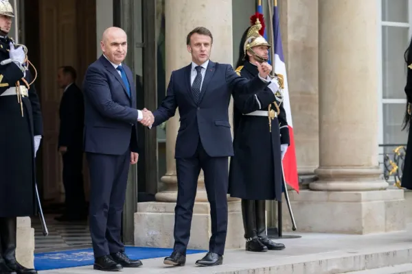 Ilie Bolojan a aterizat la Paris. Președintele interimar, singurul prezent fizic la summitul Paris 2.0, ceilalți oficiali se vor conecta online