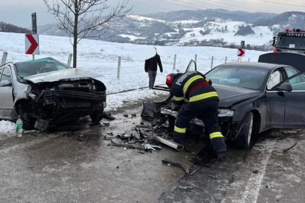 Accident la ieșirea din Câmpulung. O femeie a ajuns la spital FOTO