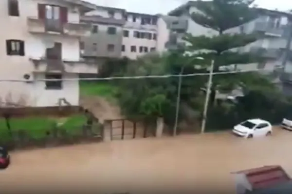 Furtunile violente fac PRĂPĂD! Mașini luate de puhoaie în Italia