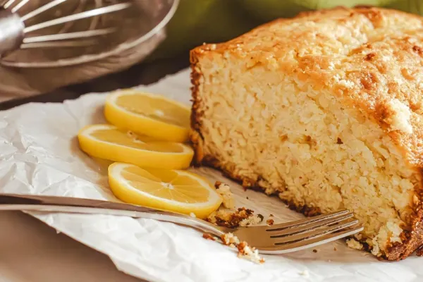 Rețetă de tort simplu făcut doar din 4 ingrediente: iaurt, lămâie, 3 ouă și 1 lingură de făină