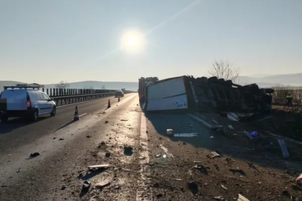 Trafic restricționat pe A1 din cauza unui accident rutier. Două persoane, încarcerate după ce un TIR a lovit o autoutilitară FOTO