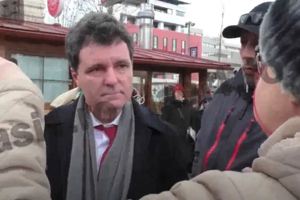 Nicușor Dan - „luat în primire” - la Iași: „Mă, tu ești cu curcubeul?” VIDEO