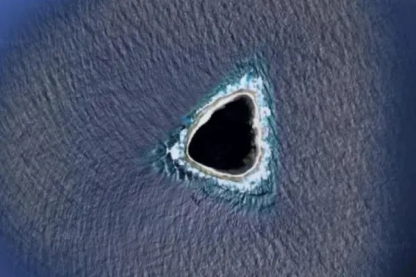 Misterioasa „gaură neagră” din Oceanul Pacific care a stârnit teorii bizare. Cercetătorii spun ce se ascunde în spatele imaginii