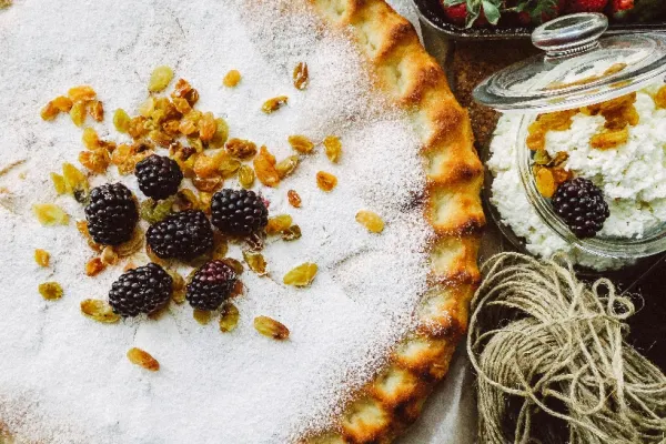 Cea mai bună plăcintă, cu iaurt și stafide. Umplutura este un deliciu, iar rețeta se prepară foarte simplu