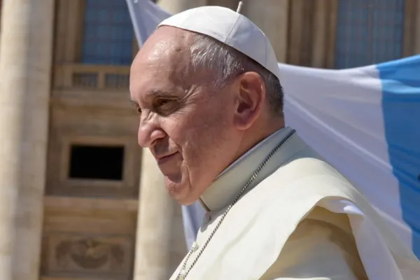 Marcel Ciolacu și Ilie Bolojan vor participa la funeraliile Papei Francisc. Oamenii așteaptă peste 4 ore pentru a-i aduce un ultim omagiu Suveranului Pontif